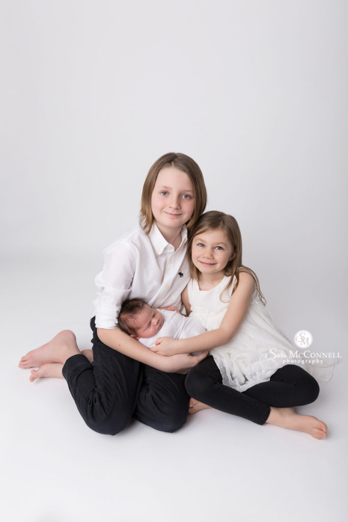 siblings with newborn baby