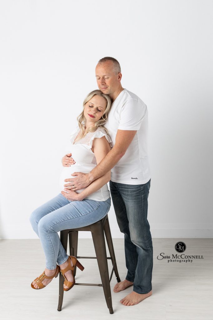 Photo of expectant parents in a blog post about posing during maternity sessions by an Ottawa maternity photography.