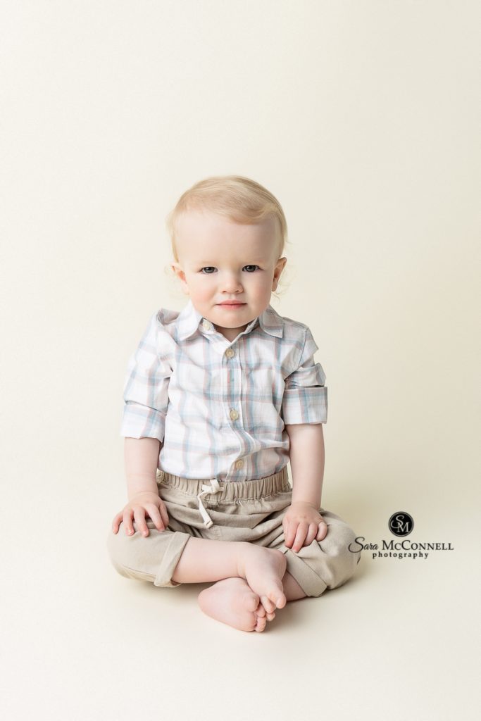 Photo of boy smiling at camera in blog post about ideas for toddler photography sessions. Ottawa maternity photographers.