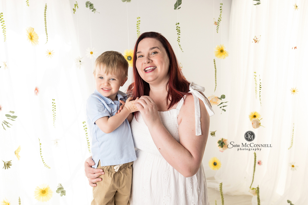 Photo of a mom and child in a blog post about 3 reasons to book yearly photo sessions. Ottawa maternity photographer